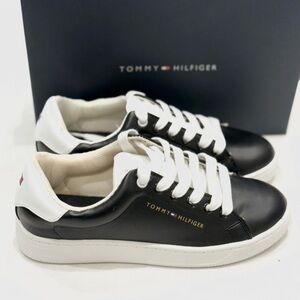 TOMMY HILFIGER  JYAN WOMEN'S SNEAKERS COLOR BLACK 001 SIZE 5.5 ONLY